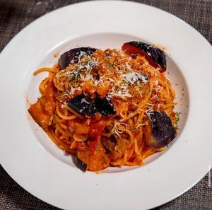 茄子とパンチェッタのトマトソースパスタ