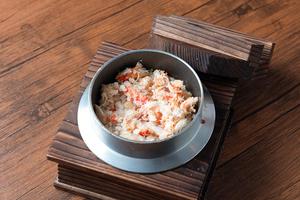 釜炊きカニ飯おにぎり2個+選べるおかず 味噌汁付き