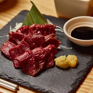 上赤身馬刺し定食(特製醤油、にんにく付き)