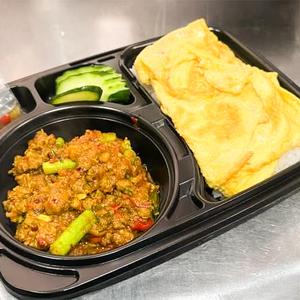 インゲンと鶏ひき肉のムーターメリックを使った激辛カレーペースト炒め +ご飯+タイ風卵焼き