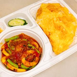インゲンとシーフードのムーターメリックを使った激辛カレーペースト炒め +ご飯+タイ風卵焼き