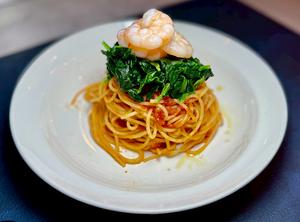 エビとほうれん草のトマトパスタ