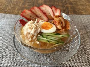 氷点クラシック冷麺【しっとり半熟ゆで卵、炙りチャーシュー、蒸し鶏、キムチのせ】