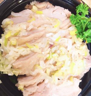 蒸し鶏ソースかけ