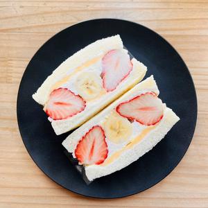 旬のいちごと完熟バナナWクリームサンド