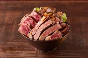 【豪華三昧】3種盛りステーキ丼(300g) Triple Steak Bowl