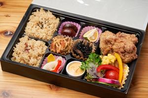 大山鶏の唐揚げ豪華玄米弁当