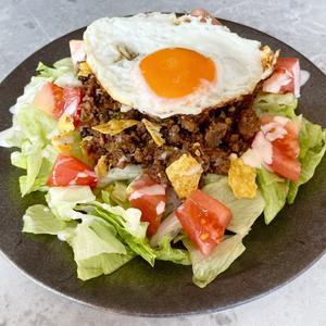 目玉焼きのせタコライス/Taco rice with fried egg on top