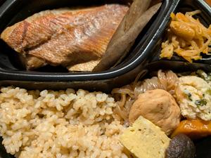 【塩釜・荻原醤油店 きあげ醤油使用】玄米と赤魚の煮付け弁当
