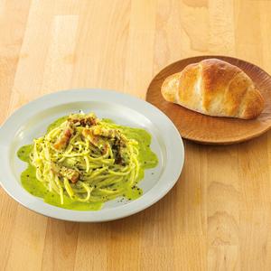 111.名物バジルロール付！グリルベーコンのジェノベーゼクリームパスタ