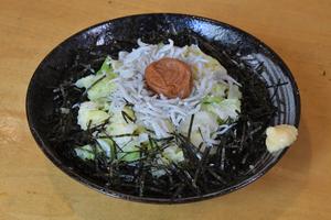 キャベツとしらすのせ吉田のうどん(温) Yoshida Udon Noodles with Cabbage ＆ Whitebait (Hot)