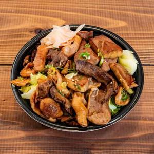 自慢の新鮮ホルモン丼
