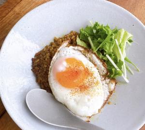 ドライカレー目玉焼きトッピング
