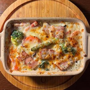 厚切りベーコンと色々野菜のクリームソースの焼きチーズリゾット