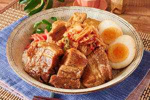 キムチのせ豚角煮丼