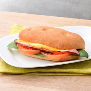 カフェ・ド・クリエ 燻しベーコン＆チェダーフォカッチャ Smoked Bacon ＆ Cheddar Focaccia