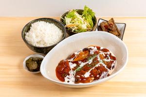 手ごね煮込みハンバーグ