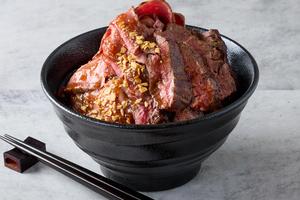 濃厚ローストビーフとハラミ丼「タルビー」 【肉1.5倍】肉大盛ローストビーフ＆牛ハラミの相盛丼 Large Roast Beef ＆ Harami Steak Bowl