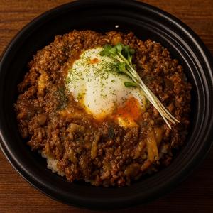 極盛り煮込みハンバーグ風に作りご飯に乗せました丼