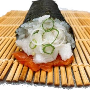 丼丸 サーモンえんがわ巻 (ハーフ)