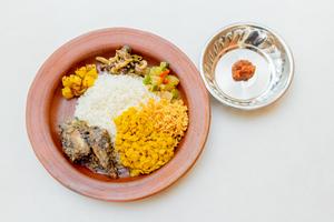 本日のカレー(副菜付き)ライス＆カリー トッピング辛味ペースト