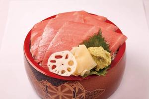 寿司屋が作る本マグロ中トロ丼