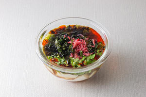 上海伝統豆腐花(醤油味)(ザーサイ、桜えび、パクチー、海苔、辣油入り)
