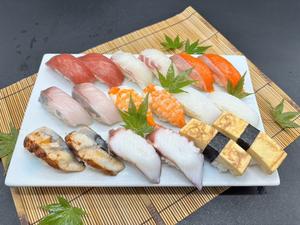 お得！寿司盛合せ(月)2人前 Great deal！ Assorted sushi (tsuki) for 2 people