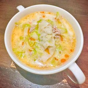 ピリ辛豆乳胡麻坦々スープ(餃子入り)