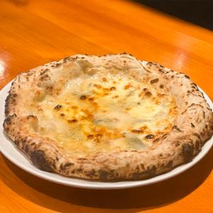4種のチーズピッツァ はちみつ添え
