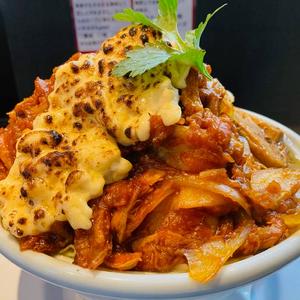 チーズタッカルビ二郎系丼ぶり豚1枚ごはん普通盛250g