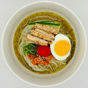 バジル冷麺(炙りサラダチキンと自家製キムチ)