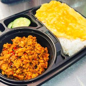 クアクリン・ムーターメリックを使った鶏肉の激辛カレーペースト炒め+ご飯+スクランプエッグ ++