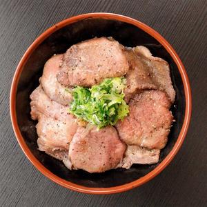 炙り牛タン丼
