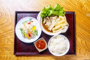 バクテー〈肉骨茶〉(ライス＆チリソース付)