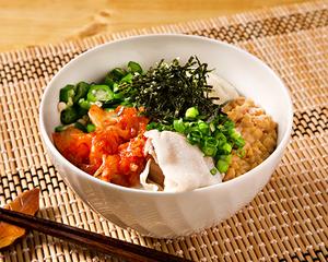 豚とキムチのねばとろ丼(だし醤油付き)