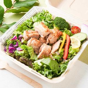 鶏もも肉ステーキ200gが乗ったパワーサラダ Grilled Chicken Salad