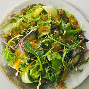 5種類の野菜を使った自家製ドレッシングのミニサラダ