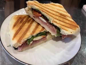Wハムと新玉ねぎとチーズのパニーニ