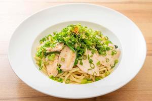 蒸し鶏と青ネギの和風ソース・パスタ