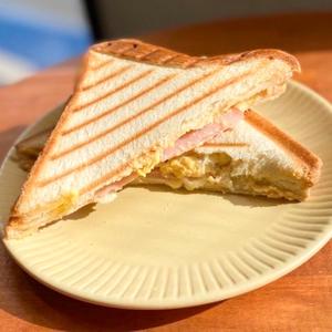 ハムたまチーズホットサンド