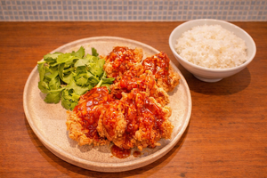 鶏の唐揚げ(ヤンニョムソース)と新潟米ごはん