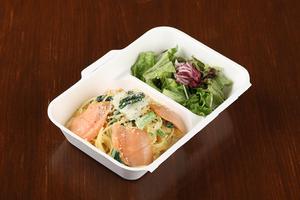 スモークサーモンとほうれん草のクリームソース