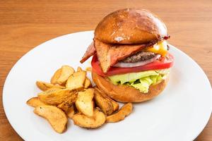 アップルウッドスモークベーコンチーズバーガー(フライドポテト付き)