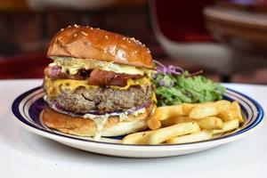 227g パイナップルチーズベーコンバーガーPINEAPPLE CHEESE BACON BURGERフレンチフライSサイズ付き
