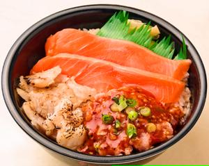 魚丼 サーモン旨辛ねぎとろ炙りアブラカレイ丼(96)