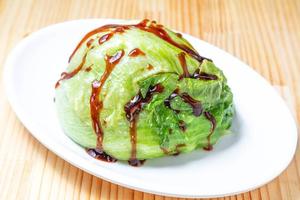香港飲茶 501. シャキッと香ばし！温レタスのオイスターがけ