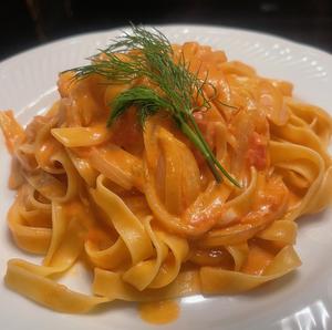 オマール海老のビスクとトマトのクリームパスタ/ 生パスタ・フェットチーネ