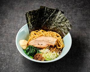 マヨまぜそば(チャーシュー1枚・薬味ネキ・フライドオニオン・魚粉・ホウレン草・ノリ3枚・マヨ)