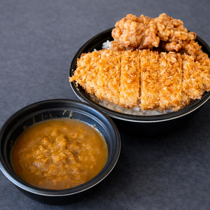 満腹保障カレー丼(ロースカツ2、唐揚げ2、カレー300)